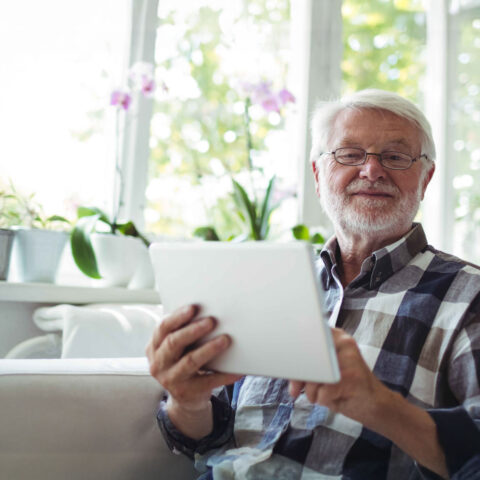 senior-mit-tablet-2400x1600_2