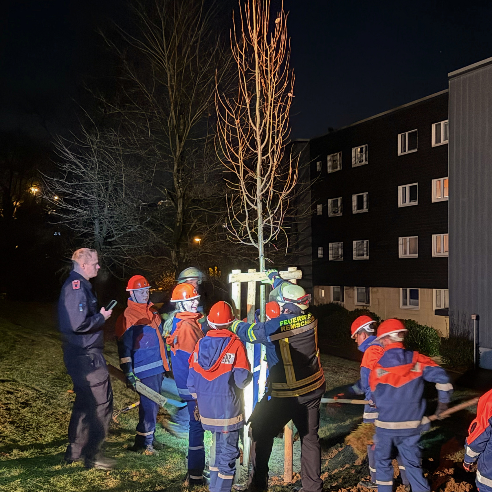 Baumpflanzung Feuerwehr und GEWAG in Mixsiepen auf Wiese