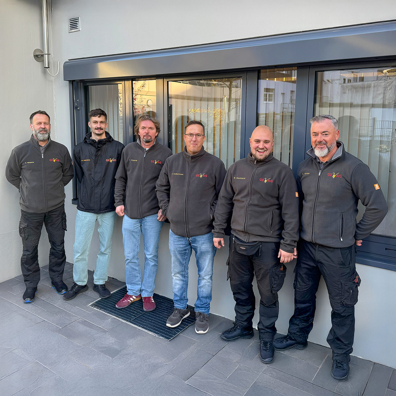 Hauswarte Team-Foto vor dem Gebäude der GEWAG