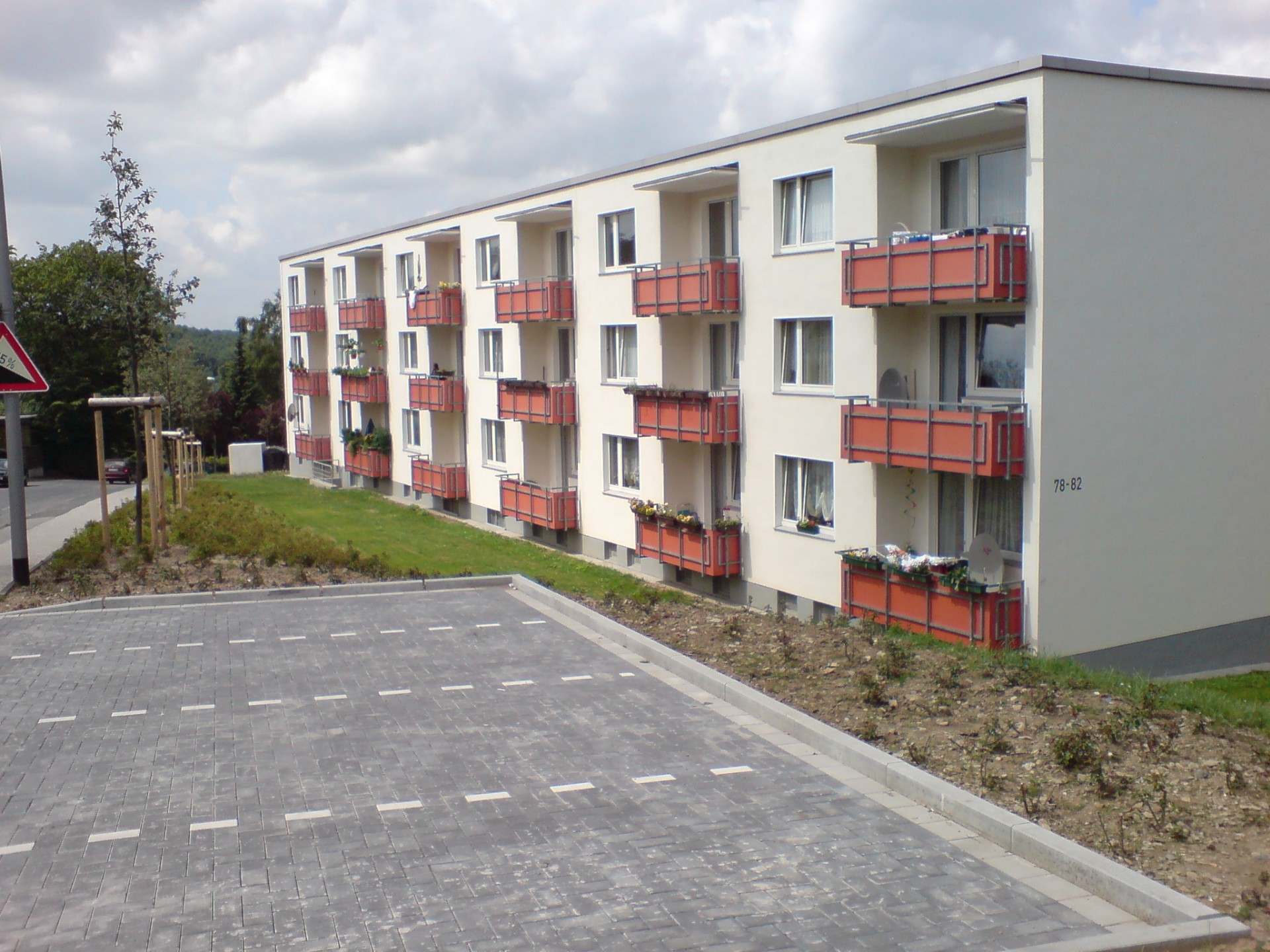 Bild zum Angebot: verfügbare Außenstellplätze an der Rosenhügeler Str. zwischen den Häusern 76-78 und vor den Häusern 84 – 88